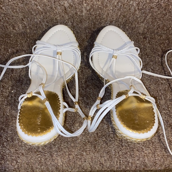 🤍💛🤍NWT Nine West White Leather & Gold Wedge Sandals - Picture 5 of 13
